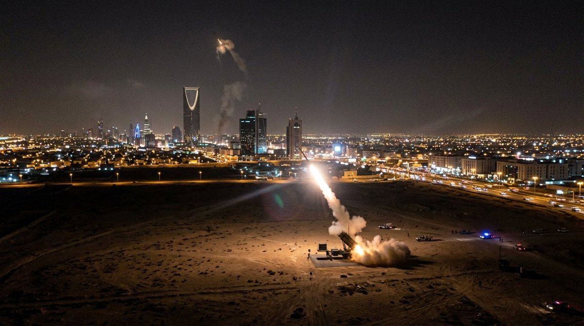Romanzz143's tweet photo. 🚨 BREAKING: 🇸🇦🇾🇪 Houthi attacks are escalating against Saudi Arabia.
Missile strikes have disrupted flights around Riyadh, while Saudi Arabia seeks additional military support from allies.
The conflict threatens to further destabilize the Red Sea and global shipping routes. https://t.co/kCce3SU6Dr