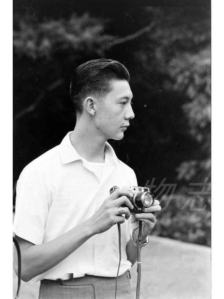 wurenhua's tweet photo. 蔣家王朝末代“太子”：臥床19年，54歲離世
1970年，蔣經國望著癱瘓在床的年輕男子，深深嘆了一口氣，悔不當初。
病床上躺的是他剛滿35歲的長子蔣孝文。
1935年，蔣孝文出生在蘇聯。那時蔣經國在蘇聯留學，還加入了蘇聯共產黨。
他與一個叫芬娜的蘇聯女子結婚，也就是后來的蔣方良。兩人生下的一個孩子就是蔣孝文。
1937年抗日戰爭爆發后，國民黨與蘇聯冰釋前嫌，蔣經國得以攜家人回國。
聰明伶俐的混血小孫子蔣孝文，一口一聲地”爺爺、爺爺”喊個不停，萌化了老蔣的心。
作為長孫，蔣孝文從小被寄予了厚望。然而，隔輩親的溺愛，及身邊人的阿諛奉承，讓他從小就知道：只要爺爺在，就沒有搞不定的問題。
驕縱的環境，讓他逐漸成長為一名無所顧忌的“混世魔王”。逃課、打架，違反校規，如家常便飯。蔣經國發現后，奉行棍棒教育，但也無濟于事，總會碰到阻撓。
氣急敗壞的蔣經國將兒子送去軍校，希望嚴格的軍事化訓練能改變他。可蔣孝文依然我行我素，甚至做出影響家族聲譽的事情。
無奈，蔣經國只好將兒子送去美國，希望他在那里能得到更好的教育，徹底改正。然而遠離父母的監管，蔣孝文更加變本加厲、放飛自我。
常常流連酒吧夜總會，夜夜笙歌，還因醉酒，導致一名無辜路人si亡。家人限制他的生活費，他就動起了騙保的歪主意，紈绔子弟本性一覽無余。
蔣經國夫婦大傷腦筋，就試圖用婚姻來約束兒子。1960年蔣孝文與名門之女徐乃錦結婚。徐乃錦家境顯赫，知書達理，其祖父是徐錫麟。
兩人婚后不久育有一女，蔣孝文的生活似乎也步入了正軌。蔣經國很開心，認為兒子已經洗心革面，給他安排了新工作。
然而“江山易改本性難移”，回國后的蔣孝文又開始酗酒，夫妻倆也產生間隙。因學術工作要求，徐乃錦與一位德籍男子接觸頗多，這引發了蔣孝文的不滿。
他又回到以前聲色犬馬的生活中。1970年，醉酒的蔣孝文突然陷入昏迷，導致了家族遺傳性糖尿病的并發癥，腦細胞受損嚴重。
經過全力醫 救，他終于蘇醒過來，卻只能終日臥床，智力退化到只有五六歲兒童水平。望著癱瘓的兒子，蔣經國心中充滿了懊惱與悔恨。
悔不當初毫無節制地溺愛、縱容孩子，毀了他的一生。徐乃錦一直不離不棄，照顧病榻上的丈夫。
1988年，蔣經國帶著遺憾撒手人寰。第二年，癱瘓在床19年的蔣孝文因喉癌離世，結束荒誕、令人唏噓的一生，享年54歲，終結了蔣家王朝接班者的命運。
慣子如殺子，溺愛出逆子。蔣孝文的故事再次印證了這句話：溺愛享樂釀苦果；勤勞素樸造賢才。
￼