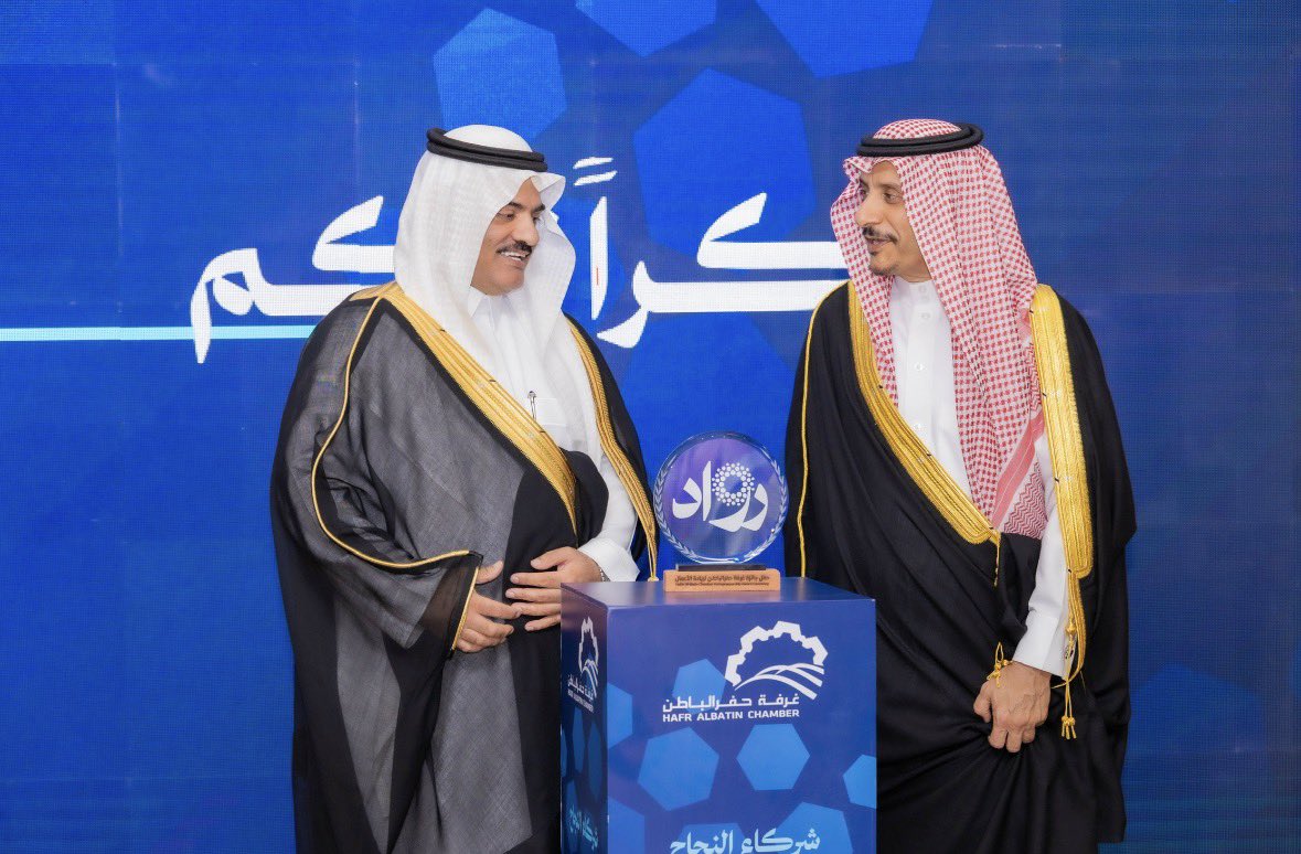 salman_alaqial's tweet photo. الحمدلله وبعد ثماني سنوات ..
من المسؤولية والعمل والعطاء، نختتم دورة مجلس إدارة غرفة حفرالباطن، ونحمد الله على ما تحقق خلالها من منجزات نفخر بها، وما أسهمنا فيه لخدمة قطاع الأعمال وتعزيز التنمية الاقتصادية في محافظتنا الغالية.
أتقدم بخالص الشكر والتقدير لسمو أمير المنطقة الشرقية وسمو نائبه وسمو محافظ حفرالباطن على ما حظيت به حفرالباطن وغرفتها من دعم واهتمام، ولمعالي وزير التجارة واتحاد الغرف السعودية على دعمهم ومساندتهم لمسيرة الغرفة.
وامتناني الكبير لزملائي أعضاء المجلس، وللجهاز التنفيذي ومنسوبي الغرفة، ولرجال وسيدات الأعمال شركاء النجاح في هذه الرحلة.

نختتم دورة، ولكن خدمة حفرالباطن لا تنتهي بانتهاء موقع أو مسؤولية.

أغادر هذه المرحلة ممتنا لكل من شاركنا الطريق، فخورا بما تحقق، ومؤمنا بأن حفرالباطن تستحق دائمًا طموحا أكبر وعملا أكثر وأثرا أبقى.
وفق الله المجلس القادم لمواصلة المسيرة، والقادم لحفرالباطن بإذن الله أجمل.