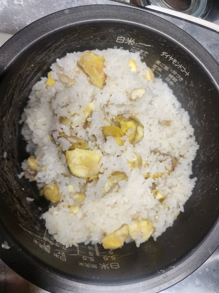 3110kei33's tweet photo. 仕事終わりに栗ご飯とピーマンの肉詰め作った！栗剥くのが一番疲れる…
もともと載せるようじゃないので見映えは悪いです。 https://t.co/fqiwjOWtEJ