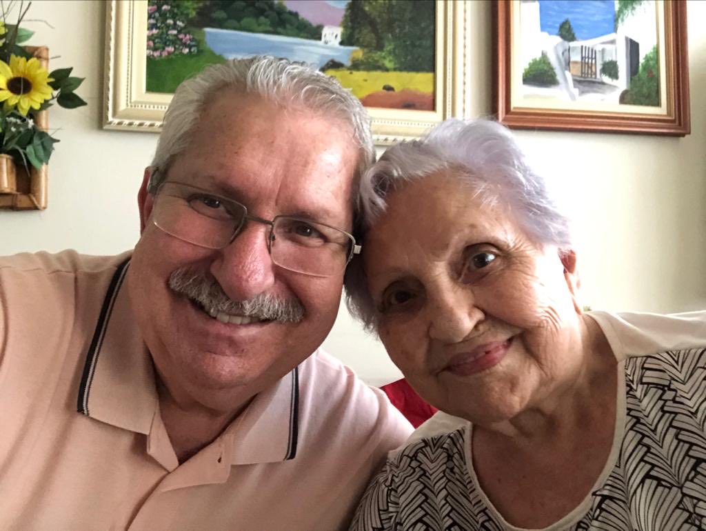 antonionetopdt's tweet photo. Hoje, minha mãe, dona Dirce, faria 100 anos. Pra mim, um dia de celebrar sua vida e agradecer por tudo o que ela representa na minha história. Mas não poderei dar esse abraço. Mamãe morreu de Covid. Não deu tempo de tomar a vacina por causa da forma que o Governo Bolsonaro tratou a pandemia. 

Mamãe até a internação pela Covid, era uma mulher saudável, lúcida e com uma saúde generosa. A negligência tirou Dona Dirce da nossa família. Não há meias palavras, não há “achismos”. Até o último adeus com toda a dignidade que ela merecia foi me tirado.

Para mim, os mais de 700 mil mortos nunca serão apenas um número. Entre eles está minha mãe. E, ao lado de cada uma dessas vidas, existem famílias que continuam sentindo falta de uma voz, de um carinho, de um lugar ocupado à mesa. Eu não esqueci. E não vou esquecer. Não é questão de perdão, mas de memória. 

A memória de mamãe e papai é atacada diariamente pelo bolsonarismo. Quando exaltam a ditadura, atacam meu pai, que foi preso, cassado e perseguido. Quando minimizam a pandemia e tratam suas vítimas como um detalhe, atacam minha mãe e todas as famílias que carregam essa dor.

Papai sofreu a violência de um Estado que perseguia quem ousava lutar. Mamãe foi assassinada pela omissão do Estado no governo Bolsonaro. Não aceito que essa responsabilidade seja apagada, nem que a crueldade seja apresentada como uma simples diferença de opinião. Você ser direita não tem que te fazer se associar a um grupo que usou da crueldade como marca. 

A extrema-direita cometeu genocídio no Brasil. Não tentem normalizar a barbárie. Não peçam às famílias que enterrem, junto com seus mortos, a memória do que aconteceu.

Meu voto carrega minha história, minhas convicções e a responsabilidade com quem continua aqui. Carrega também a saudade dos meus pais e o compromisso de enfrentar aquilo que feriu suas vidas e segue tentando desonrar sua memória.

Por eles, por memória, verdade e justiça, votarei em Lula no dia 25.

Eu queria poder lhe dar um abraço. Como não posso, honro sua vida com a minha voz, com a minha luta e com o meu voto.