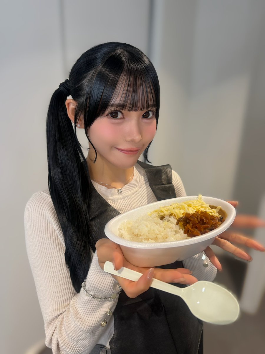 Kotori_FULITBOX's tweet photo. 今日もアイ甲カレーいただきました🍛
立花も実はカレー作れる！食べてくれる？
今回は福神漬け少なめ〜
エプロンはつける派だよ〜 https://t.co/WkuSknn96u
