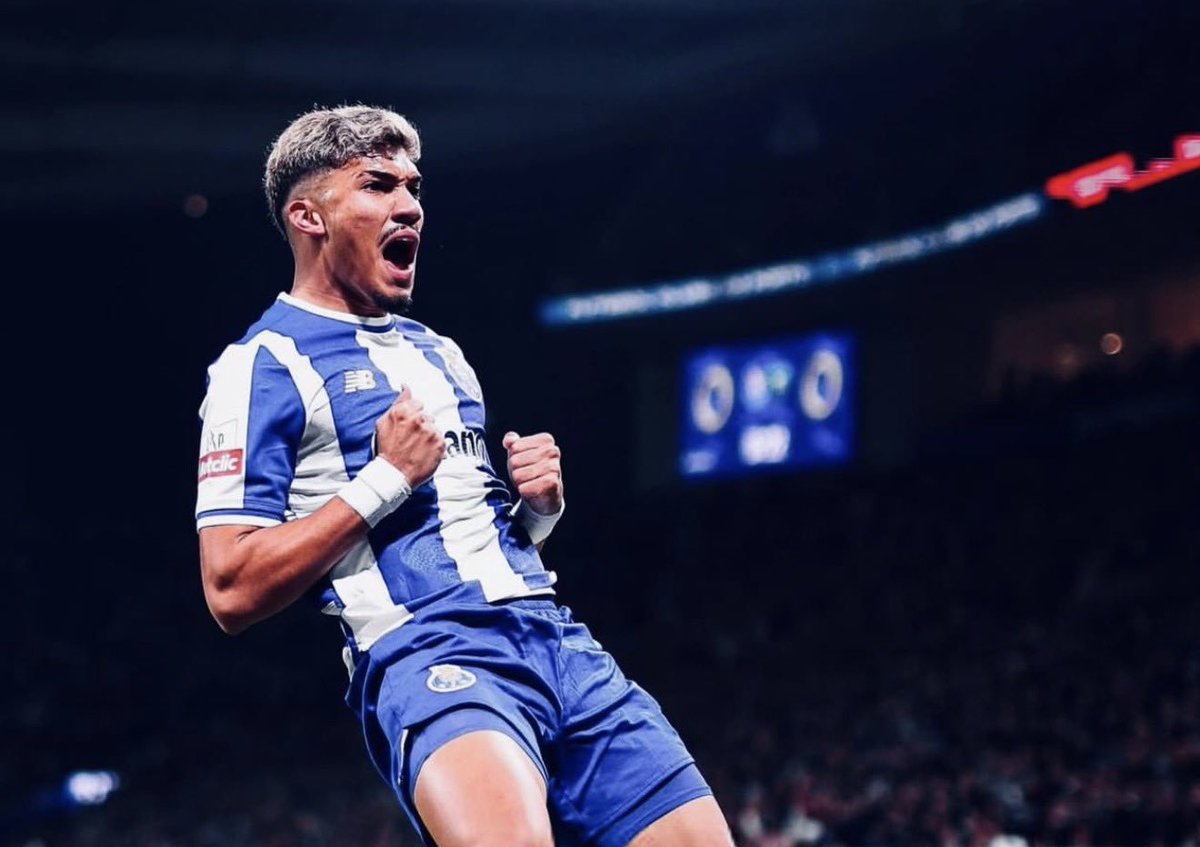 goal_12's tweet photo. 🚨 BREAKING: FC Porto have secured William Gomes’ future with a new deal until 2031! ✍️
🇧🇷 The Brazilian winger will reportedly have a massive €100M release clause, showing just how highly Porto rate the 20-year-old star. https://t.co/7Y4P35TDRZ