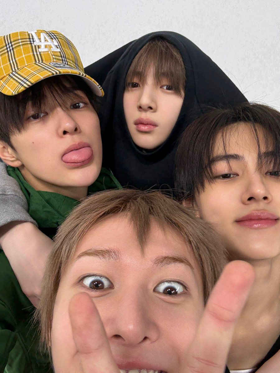 sasukemood's tweet photo. mis amigas hermosas i yo, las amo eu @m1ffyi @bunhoonie_ @mrtinibananini https://t.co/utpUQKo5QM