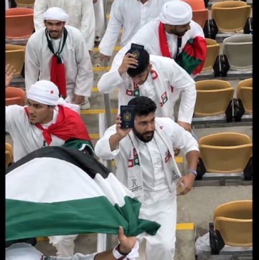 lunxvoid's tweet photo. يقدرون يسافرون السعوديه بهويتهم مب بجوازهم
بس ليه جايبينه!🤣وبالملعب بعد!مجانيين https://t.co/JXjMKLNEyc