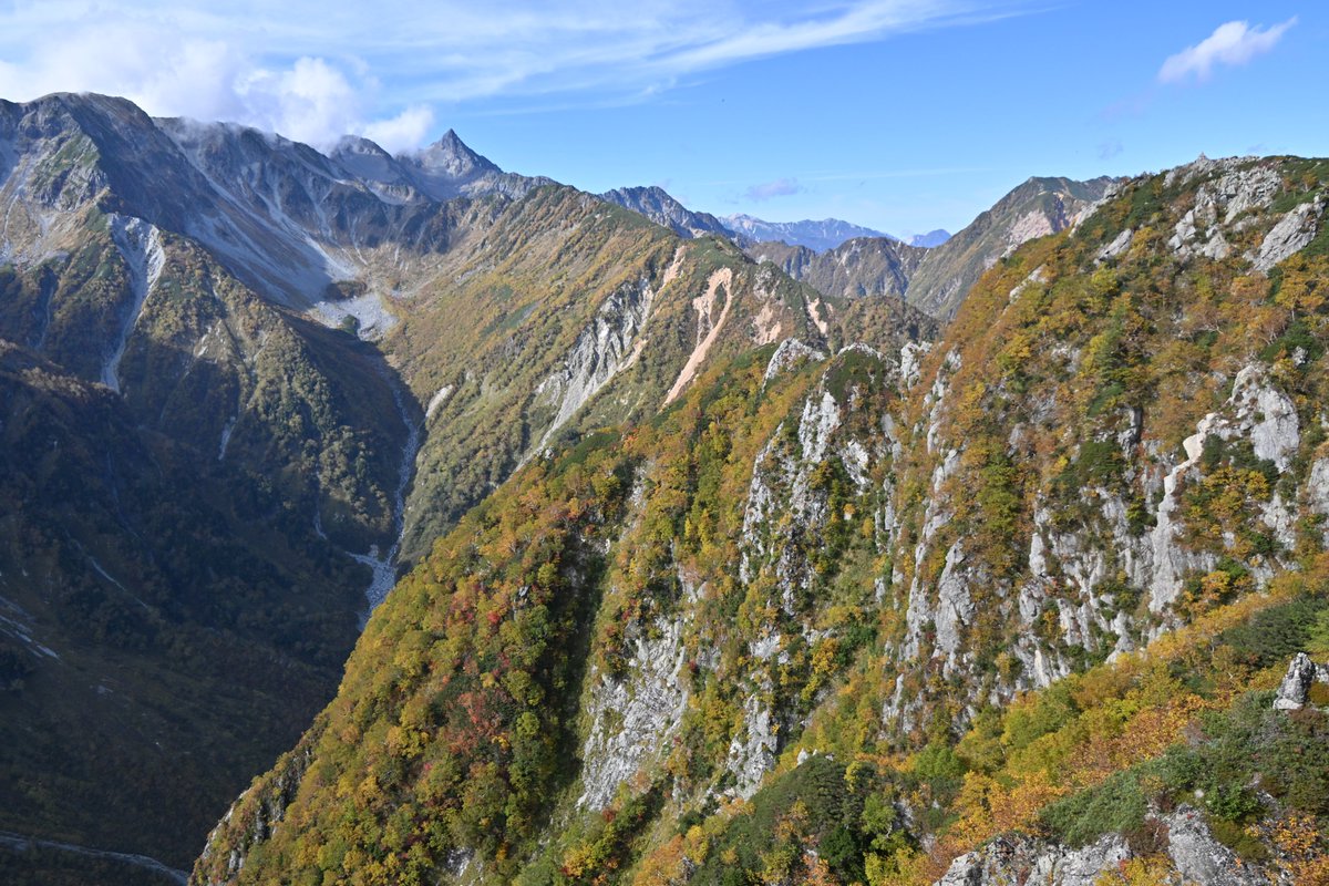s_transer's tweet photo. パノラマコースにある屏風の耳。実は槍ヶ岳がきれいに見えるスポットで、紅葉も美しい。横尾から涸沢に向かう道と違って細くて険しいが、ここまで来る人は限られていて静か。奥穂高岳に登った日に涸沢から日帰りした。 https://t.co/feplWAW2JZ