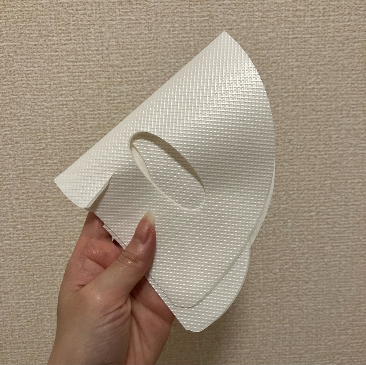 kani_chan_8's tweet photo. #EIOM   #パンテオームリペアクリームマスク 当選致しました!!ありがとうございます😭
シートを外して肌につけるのですが、密着力がすごく良かったです。マスクが上下でわかれていたのですごくつけやすく、マスクをはずすとお肌にジェルがのるくらいうるおっていました。
#PR #イオム #うるおいマスク https://t.co/CCrwD31XjK