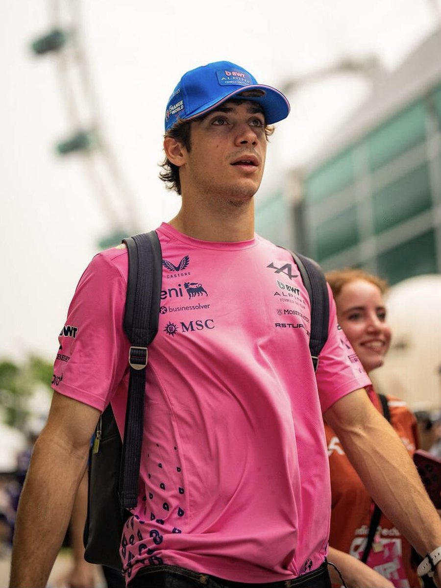 tina43arg's tweet photo. Fotitos de Fran llegando al paddock para el día de medios en Singapur 🇸🇬 🩷 https://t.co/ngBtO3inwt