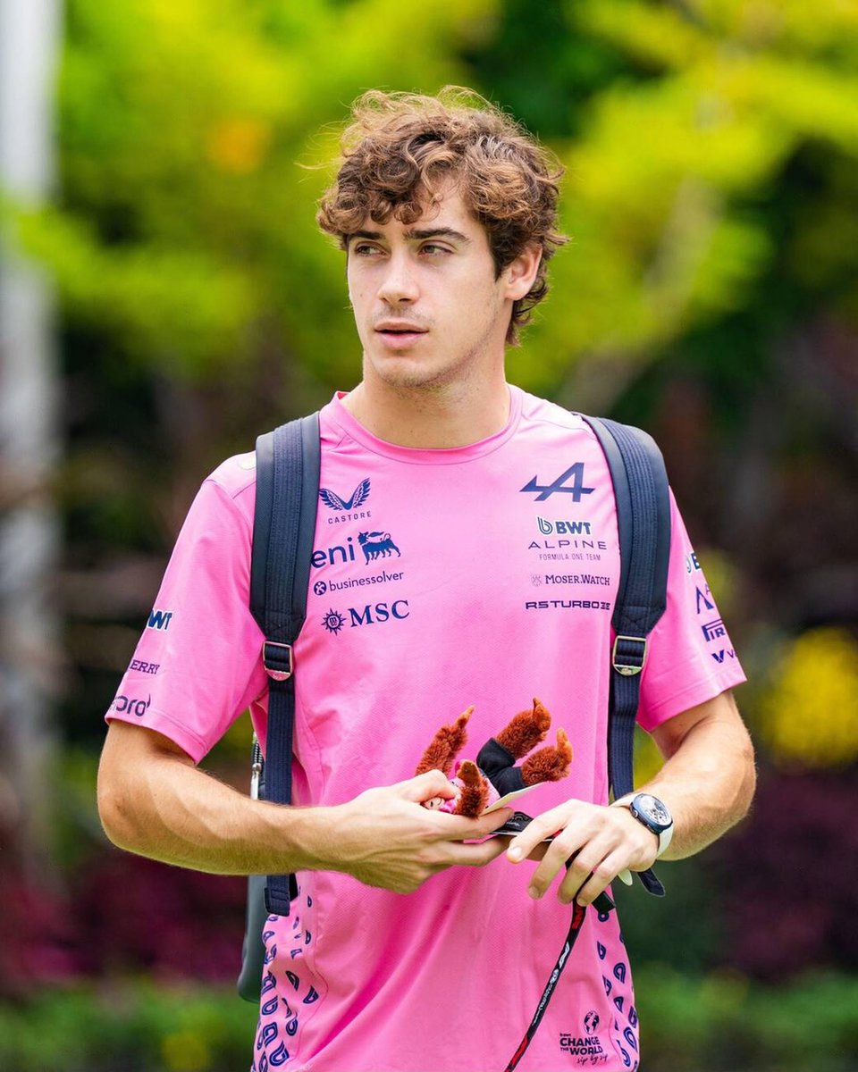 tina43arg's tweet photo. Fotitos de Fran llegando al paddock para el día de medios en Singapur 🇸🇬 🩷 https://t.co/ngBtO3inwt