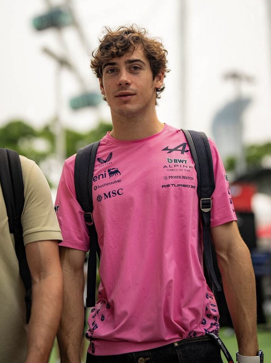 tina43arg's tweet photo. Fotitos de Fran llegando al paddock para el día de medios en Singapur 🇸🇬 🩷 https://t.co/ngBtO3inwt