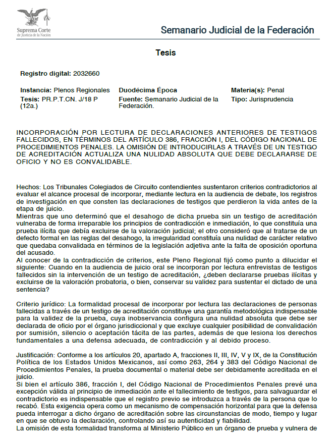 ERoqueH's tweet photo. La muerte de un testigo permite excepcionalmente incorporar su declaración previa por lectura. Pero la excepción a la inmediación no elimina las formalidades que permiten a la defensa conocer quién obtuvo esa declaración, en qué circunstancias y bajo qué condiciones puede valorarse.
IDENTIFICACIÓN TÉCNICA DEL CRITERIO
Órgano emisor: Pleno Regional en Materias Penal y de Trabajo de la Región Centro-Norte | Época: Duodécima | Materia: Penal | Fuerza obligatoria: Jurisprudencia | Tesis: PR. P. T. CN. J/18 P (12a.) | Registro digital: 2032660 | Contradicción de criterios: 53/2026 | Publicación: 25/09/2026 | Obligatoria desde: 28/09/2026. 
SÍNTESIS NORMATIVA
El artículo 386, fracción I, del CNPP permite incorporar por lectura declaraciones anteriores cuando el testigo falleció y no fue posible desahogar prueba anticipada. El Pleno Regional precisó que esa incorporación debe realizarse mediante un testigo de acreditación. Omitirlo no constituye una irregularidad subsanable: genera nulidad absoluta, apreciable de oficio y no susceptible de convalidación por silencio o aceptación tácita de las partes. 
CRÍTICA JURÍDICA CENTRAL
El criterio distingue correctamente dos cuestiones que no deben confundirse: una es la constitucionalidad de incorporar excepcionalmente una declaración de quien ya no puede comparecer; otra, la metodología necesaria para introducirla válidamente al juicio.
La excepción al principio de inmediación no convierte el registro de investigación en prueba autónoma. El testigo de acreditación funciona como mecanismo de control sobre origen, autenticidad y circunstancias de obtención de la declaración, permitiendo a la defensa ejercer contradicción respecto de esos extremos.
DEBILIDADES ARGUMENTATIVAS
La calificación como nulidad absoluta tiene un efecto particularmente intenso porque excluye cualquier convalidación y obliga al órgano jurisdiccional a intervenir aun sin objeción defensiva. El punto que requerirá especial cuidado en su aplicación consiste en determinar qué irregularidades afectan realmente esa garantía metodológica y cuáles corresponden únicamente a defectos secundarios del desahogo, para evitar convertir toda infracción técnica en nulidad de pleno derecho.
CONTRADICCIONES SISTEMÁTICAS
No existe contradicción con la jurisprudencia 1a./J. 138/2024 (11a.), registro 2029380. La Primera Sala declaró constitucional la incorporación por lectura prevista en el artículo 386, fracción I; el nuevo criterio examina una cuestión ulterior: cómo debe incorporarse procesalmente esa información para conservar validez probatoria. Constitucionalidad de la excepción y regularidad de su desahogo operan en planos distintos. 
RIESGOS E IMPLICACIONES PRÁCTICAS
Para el Ministerio Público, introducir directamente el registro sin testigo de acreditación puede provocar su exclusión de la valoración judicial. Para la defensa, la ausencia de objeción oportuna no sanea la irregularidad. Para el Tribunal de Enjuiciamiento, existe deber de control oficioso y, excluido ese material, deberá valorarse libre y lógicamente la prueba remanente antes de determinar si subsiste soporte suficiente para la sentencia.
ANTECEDENTES
La SCJN ya había abordado el artículo 386, fracción I. En el ADR 20/2023 y la jurisprudencia 1a./J. 138/2024 (11a.), registro 2029380, sostuvo que incorporar por lectura declaraciones de testigos fallecidos no vulnera, por sí mismo, contradicción, inmediación ni igualdad procesal. 
También existía la tesis II.4o.P.15 P (10a.), registro 2022068, relativa a la acreditación del fallecimiento mediante acta de defunción. Ese criterio resolvía cómo demostrar la muerte del testigo, no la forma de autenticar e introducir su declaración previa; por ello, no sustituía el problema resuelto ahora por el Pleno Regional. 
CONCLUSIÓN
La imposibilidad material de presentar al testigo justifica una excepción a la inmediación, pero no autoriza a prescindir de las garantías que hacen controlable la evidencia. En el proceso penal acusatorio, una excepción probatoria sólo es constitucionalmente tolerable si conserva mecanismos efectivos de contradicción y autenticación.
#Jurisprudencia #DerechoPenal #ProcesoPenalAcusatorio #PruebaPenal #Contradicción #Inmediación #DebidoProceso #NulidadAbsoluta