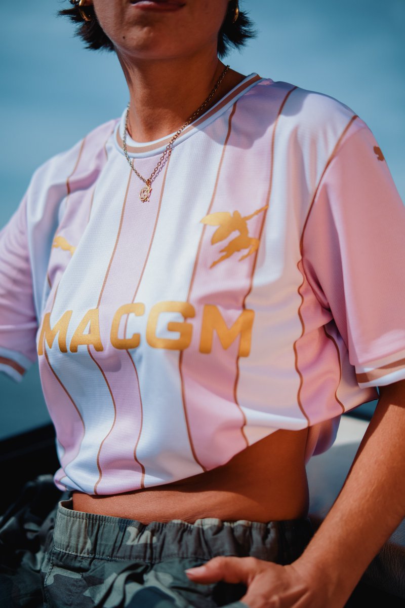 Footballogue's tweet photo. 𝗢𝗡 𝗩𝗢𝗨𝗦 𝗙𝗔𝗜𝗧 𝗚𝗔𝗚𝗡𝗘𝗥 𝗖𝗘 𝗕𝗘𝗔𝗨 𝗠𝗔𝗜𝗟𝗟𝗢𝗧 𝗦𝗣𝗘́𝗖𝗜𝗔𝗟 𝗢𝗖𝗧𝗢𝗕𝗥𝗘 𝗥𝗢𝗦𝗘 𝗗𝗘𝗦 𝗠𝗔𝗥𝗦𝗘𝗜𝗟𝗟𝗔𝗜𝗦𝗘𝗦, 𝗟𝗔 𝗦𝗘𝗖𝗧𝗜𝗢𝗡 𝗙𝗘́𝗠𝗜𝗡𝗜𝗡𝗘 𝗗𝗘 𝗟'𝗢𝗟𝗬𝗠𝗣𝗜𝗤𝗨𝗘 𝗗𝗘 𝗠𝗔𝗥𝗦𝗘𝗜𝗟𝗟𝗘 ! 🤩🩷

Pour participer :

🔃 𝗥𝗧 𝗖𝗘 𝗧𝗪𝗘𝗘𝗧
✅ 𝗙𝗢𝗟𝗟𝗢𝗪 @OMfeminines

En plus de la bonne cause liée à la lutte contre le cancer du sein, il est également le premier à porter le nouveau logo propre à l'équipe.

Tirage au sort le 12/10 : bonne chance à toutes et à tous ! 😋