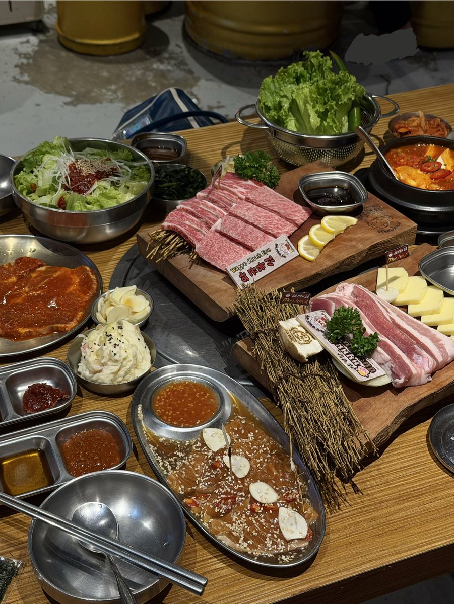 plengssp's tweet photo. มาตามรอยหมูห่มชีส🥩Munjom.A โคตรรรฟิน ใครชอบร้านอาหารเกาหลีต้องมาโดน🤤นี่ชอบที่มี Grill Master ย่างให้สดๆ ทุกอย่างสุกกำลังดีตัดพอดีคำ นั่งกินสบายๆ

🥩เนื้อวากิวชัคอายนุ่มฉ่ำ กินกับซุปกิมจิเข้มข้น แซลม่อนดองซีอิ๊วกลมกล่อมน้ำจิ้มเริ่ด อร่อยทุกอย่างเลยอะ มาซ้ำแน่นอน📍BTS ราชเทวี https://t.co/swWXrsuPWt