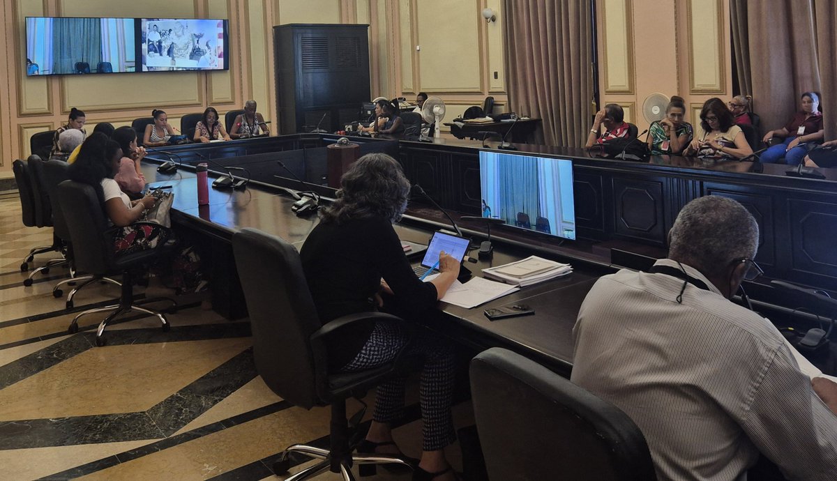 AsambleaCuba's tweet photo. En emotivo matutino, trabajadores de las Oficinas Auxiliares de @AsambleaCuba🇨🇺 rindieron homenaje a Ernesto Che Guevara, al inicio de las guerras independentistas el 10 de octubre de 1869 y al aniversario 50 de la constitución de las asambleas municipales del #PoderPopular https://t.co/PPa0MobpfV