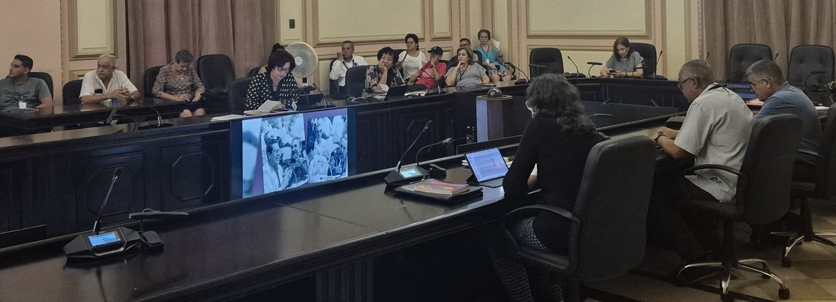 AsambleaCuba's tweet photo. En emotivo matutino, trabajadores de las Oficinas Auxiliares de @AsambleaCuba🇨🇺 rindieron homenaje a Ernesto Che Guevara, al inicio de las guerras independentistas el 10 de octubre de 1869 y al aniversario 50 de la constitución de las asambleas municipales del #PoderPopular https://t.co/PPa0MobpfV