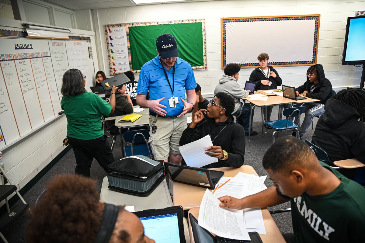 SBWashingtonHS's tweet photo. In Ms. Twietmeyer's English class, students working in groups read a cultural oral tradition story, analyzing it, and prepare a presentation to share with their classmates. @SouthBendCSC #everonward #pantherpride https://t.co/5IycH7LIA7