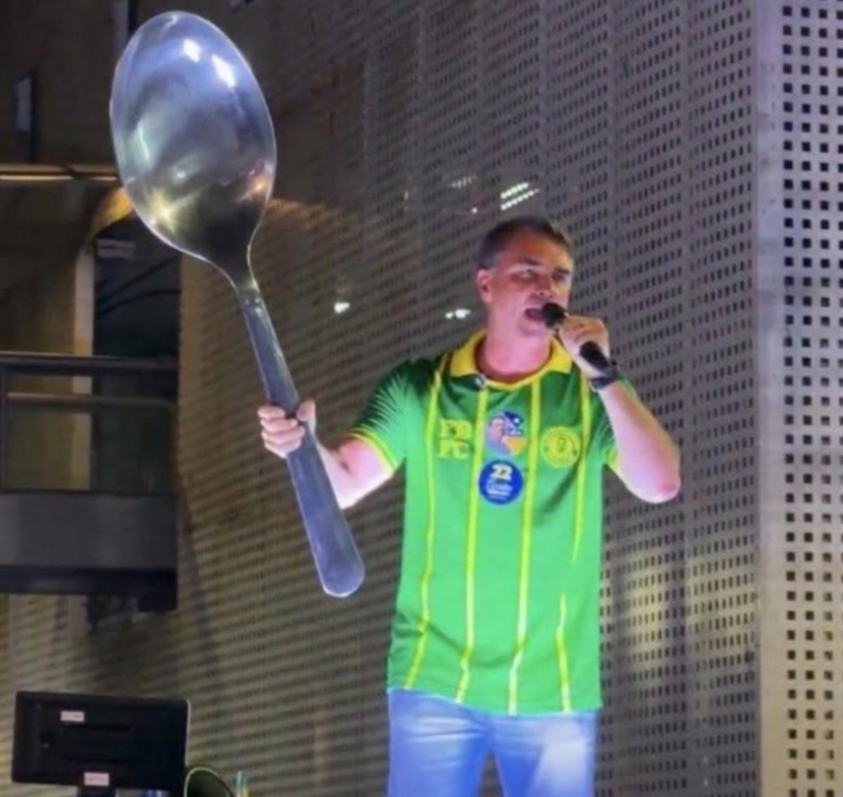 yuzinhaaa's tweet photo. Pra vocês verem como Flávio Bolsonaro é mau.

Ontem mesmo, Flávio Bolsonaro viu uma senhora tomando sorvete e ele pediu um pouco a ela. Quando pediu, ela disse "só uma colherada" ai ele foi pra casa e pegou essa colher comicamente grande.

A senhora ficou sem sorvete... https://t.co/qVrV1SXYTC