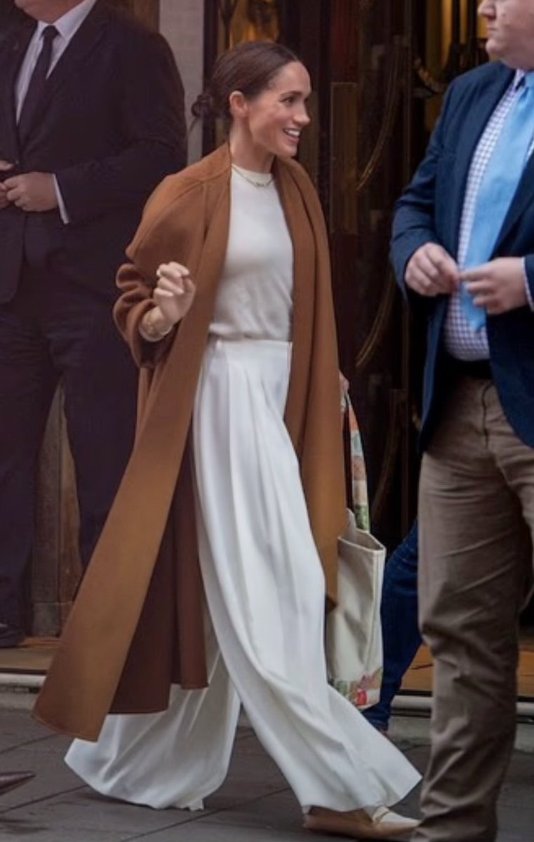 claireXanda's tweet photo. Her happiness is everything 🥰😍
Meghan looking gorgeously happy. 
My girl will always thrive. 
🤎🤍🤎🤍🤎🤍 https://t.co/CIz7n9nBfw