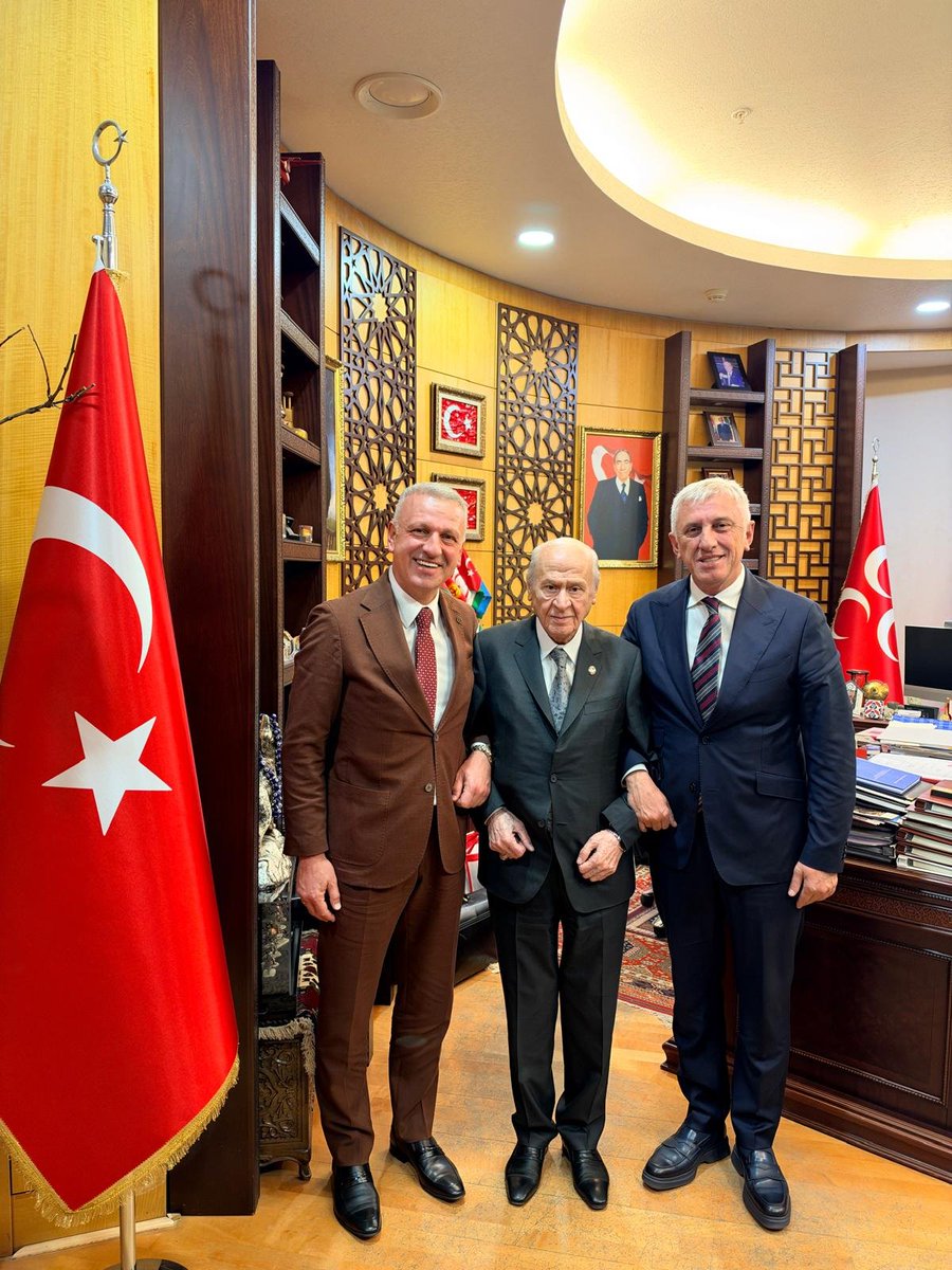 HurmaEdit's tweet photo. MHP Genel Başkanı Devlet Bahçeli, Cumhurbaşkanı Başdanışmanı Oktay Saral ve Of Belediye Başkanı Salim Salih Sarıalioğlu’nu MHP Genel Merkezi’nde ağırladı. https://t.co/oLhuM81bRI