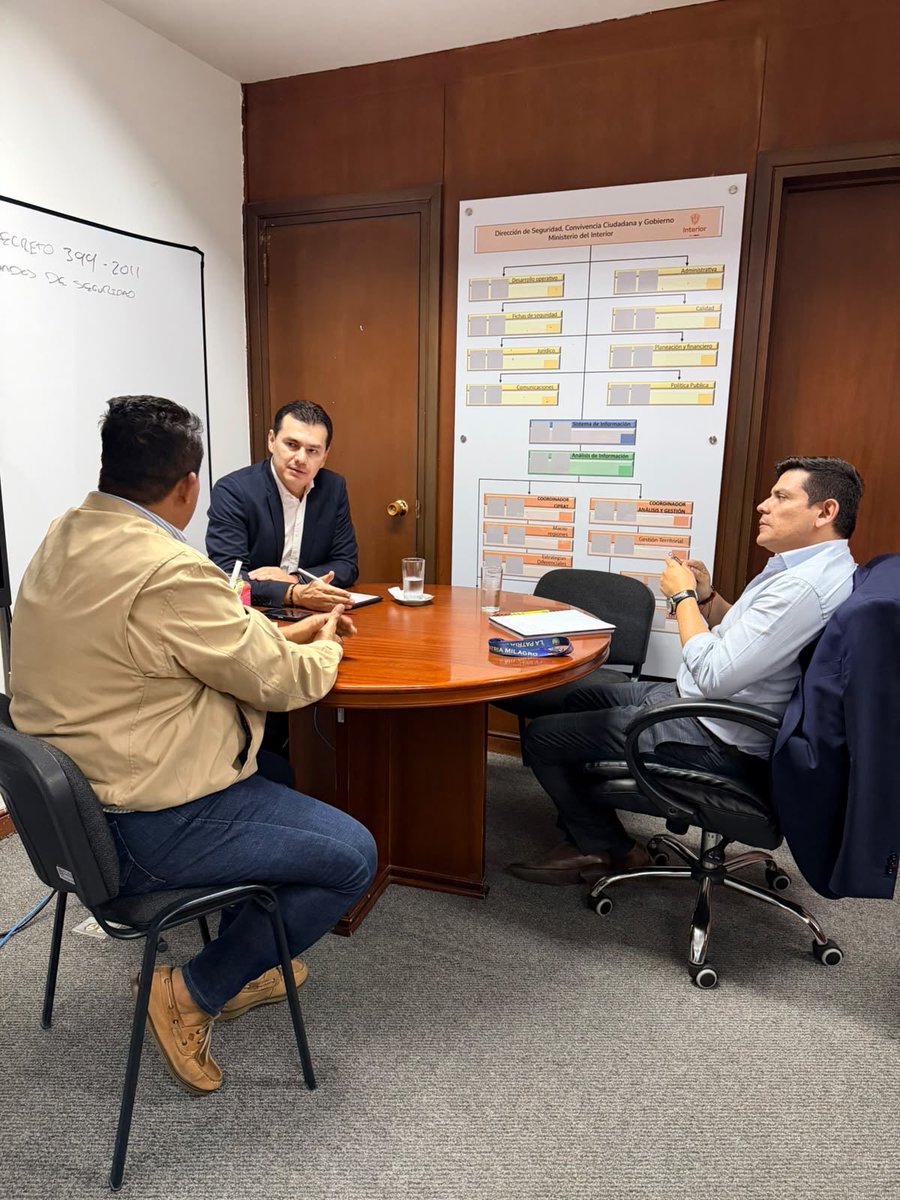 germancasaguab's tweet photo. #Gestión. Nos reunimos con el Dr Iván Rodrigo Rojas Arboleda, de la Dirección de Seguridad, Convivencia Ciudadana y Gobierno del @MinInterior. No descasaremos hasta lograr el objetivo de tener el componente tecnológico de cámaras de seguridad para Neiva. #FONSECON @PrensaLaNacion @diariodelhuila @averiguelovarga @DayroZapata @jfallam @HuilaPolicia @PoliciaNeiva @hjdoblekneiva @felipesomosn @Cate_Manchola @COL_EJERCITO