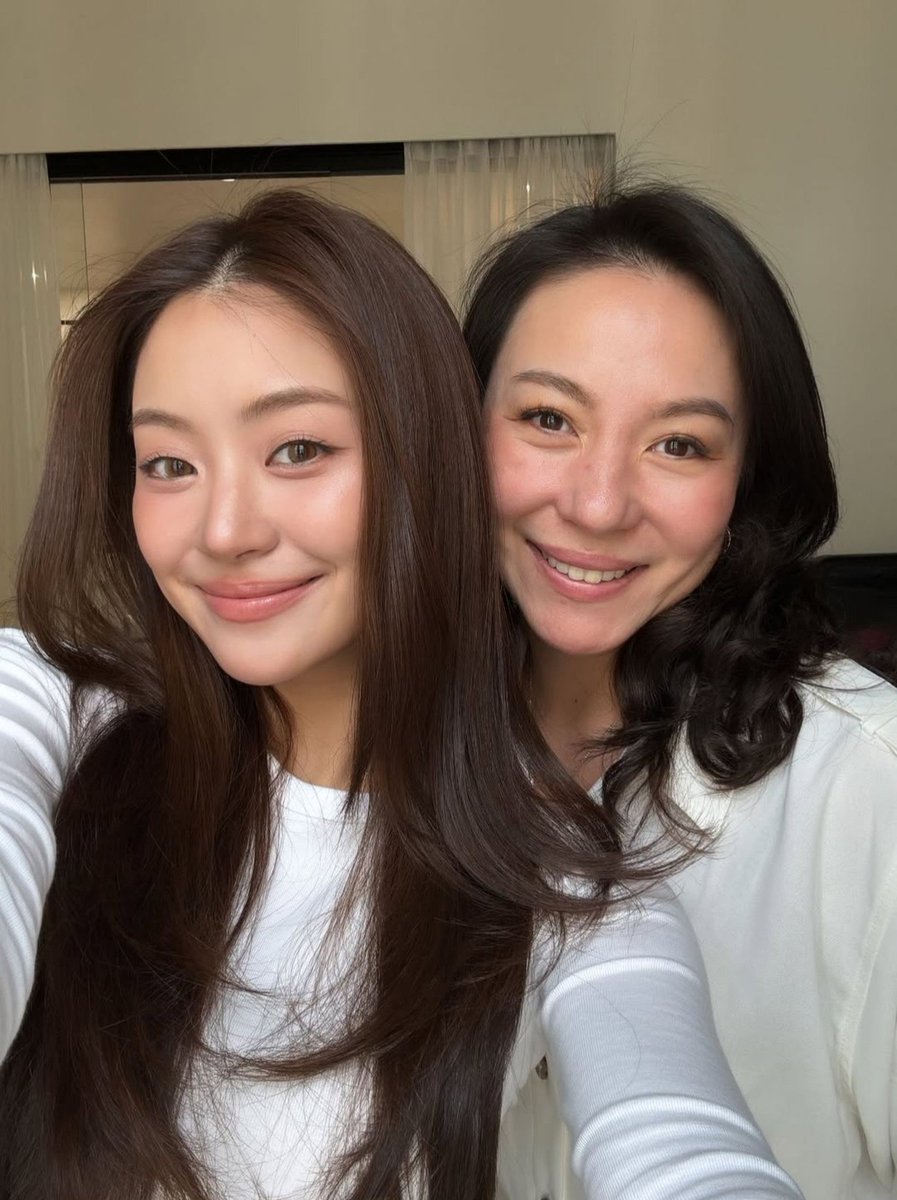 Hibiscus_M_'s tweet photo. แม่หมิวก็ฝรั่งอ่ะ ชียังบอกแม่เป็นฝรั่งเลย คุณแม่คือออริจินัลหมวยอินเตอร์ และก็หมิวมีสัญชาติออสเตรเลียจากคุณแม่ด้วยนะ สรุปคือลีน่าหมิวลูกครึ่งกันหมด 55555555555555555555555555555555555555555555555555555555555555555555555555555555555555555555555555555555555555 https://t.co/vtIxS3PmpL