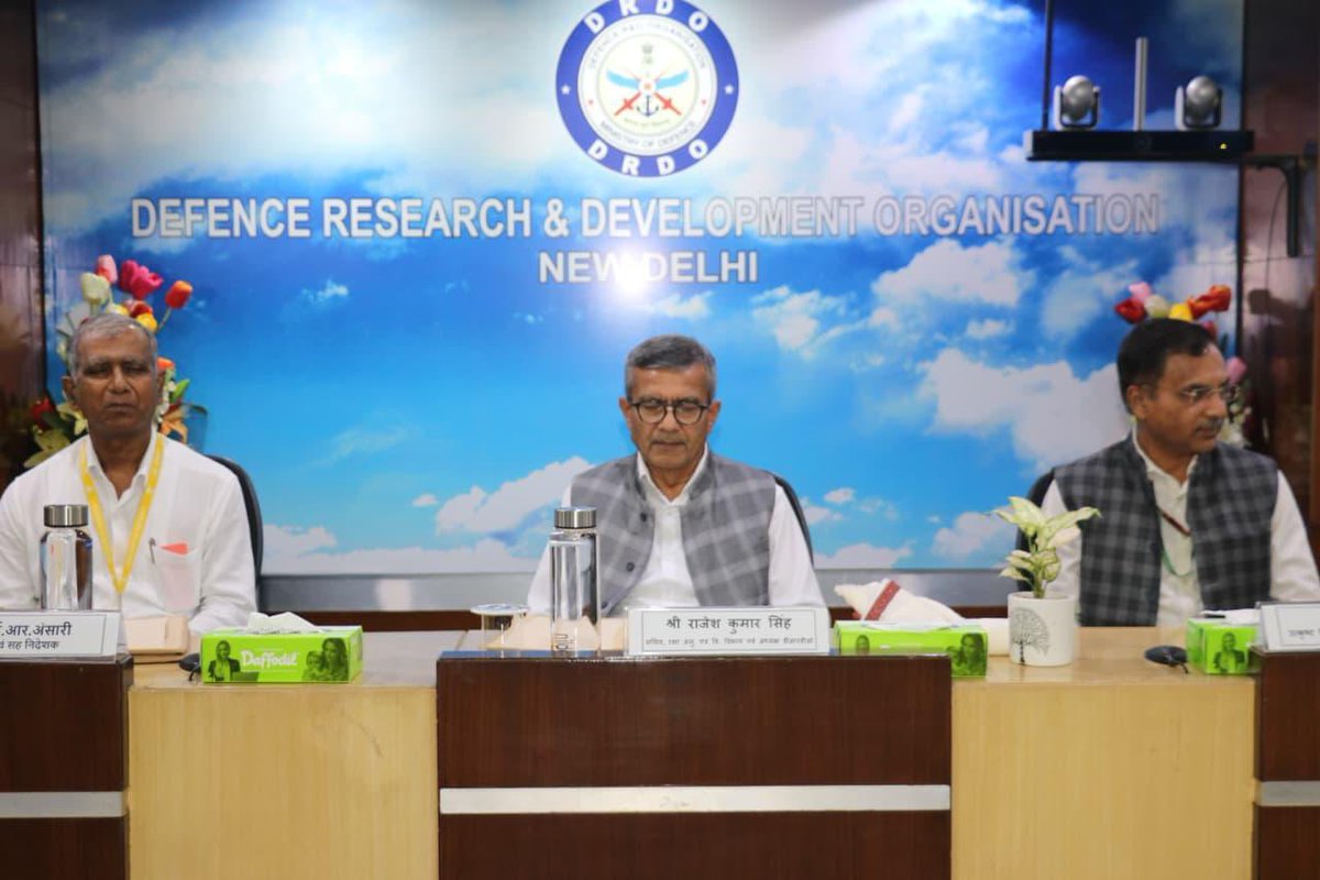 DRDO_India's tweet photo. आज दिनांक 08 अक्टूबर 2026 को डीआरडीओ मुख्यालय में आयोजित हिंदी पखवाड़ा पुरस्कार वितरण समारोह का आयोजन किया गया।  इस आयोजन में मुख्य अतिथि के रूप में श्री राजेश कुमार सिंह, सचिव, रक्षा अनुसंधान एवं विकास विभाग एवं अध्य��्ष, डीआरडीओ  तथा विशिष्ट अतिथि के रूप में डॉ. रविंद्र सिंह, महानिदेशक (आर एवं एम)की गरिमामयी उपस्थिति रही। मुख्य अतिथि ने अपने वक्तव्य में कहा कि विज्ञान और प्रौद्योगिकी की भाषा जितनी सरल, स्पष्ट और जनसुलभ होगी, उसका प्रभाव उतना ही व्यापक होगा। इस अवसर पर  डी आर डी ओ मुख्यालय की पत्रिका *रक्षा अनुसंधान भारती* के 23वें अंक का विमोचन भी किया गया। साथ ही  मानव संसाधन एवं सतर्कता निदेशालय को राजभाषा कार्यों में उत्कृष्ट प्रदर्शन के लिए शील्ड प्रदान की गई।