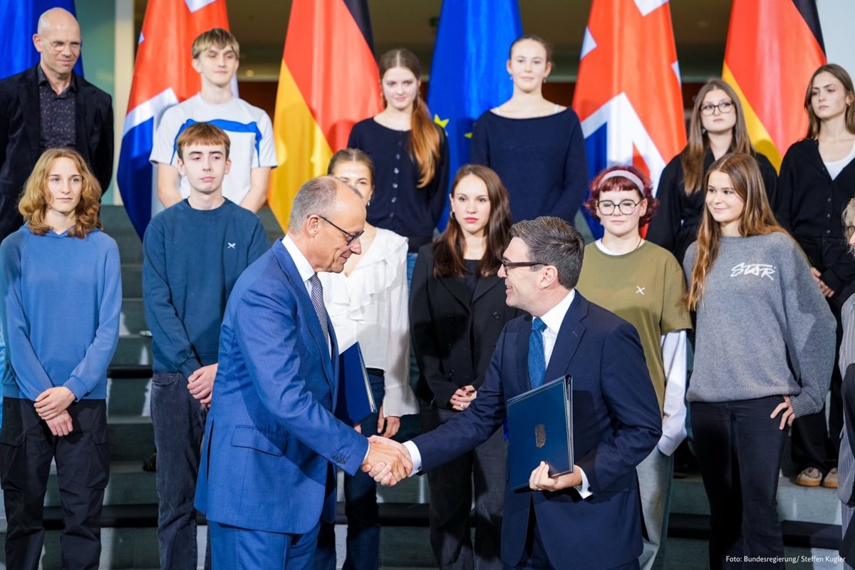 bundeskanzler's tweet photo. The Kensington Treaty brings Germany and the UK even closer—for freedom, security, and prosperity. Implementation is already underway, delivering tangible improvements such as visa-free travel for school groups and benefits for our economies. @andyburnham https://t.co/VwBHfCL2Dx