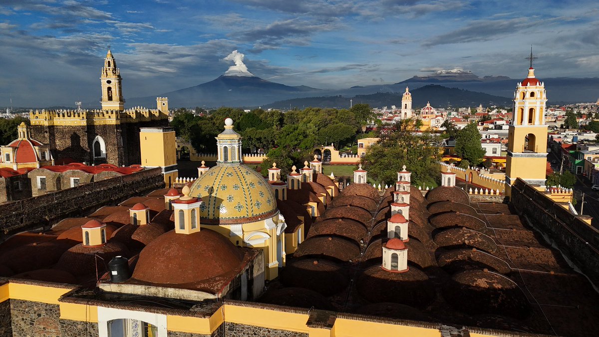 JoserRP's tweet photo. Cúpulas de  Cholula y los
Volcanes https://t.co/XzDkMUK0Os