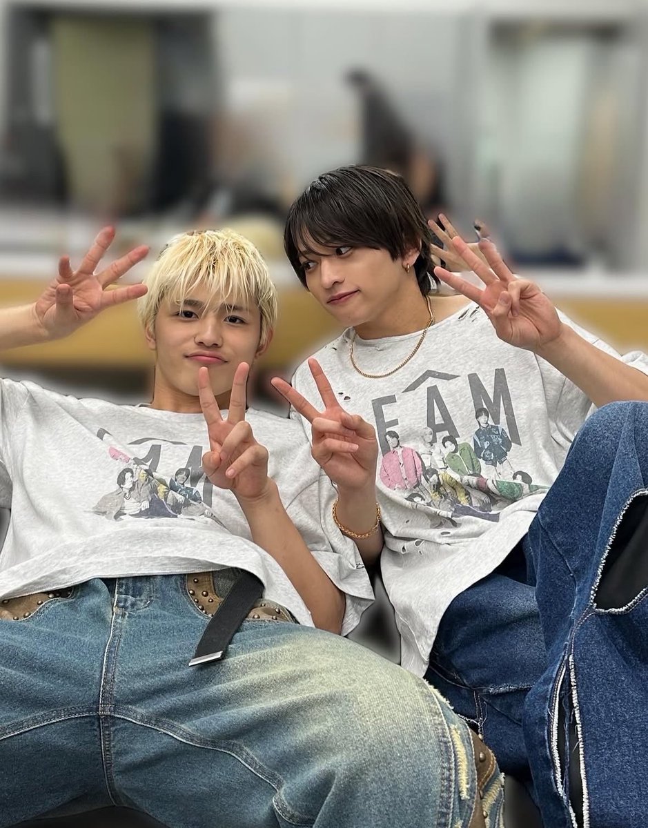aosachiku's tweet photo. あの頃は何気ない1枚だったのかもしれない。

シノ、2002年7月9日生まれ。
しゅーと、2001年8月17日生まれ。
毎年たった39日間だけ同い年になる2人。

その「同じ23歳」だった時期の写真で、2人そろって手で「2」と「3」を作っているのを見ると、今となっては込��上げてくるものがある（ ;  ; ）

もう見られなくなってしまったのも含めて、余計に切ない。

#timelesz
 #篠塚大輝 
#猪俣周杜