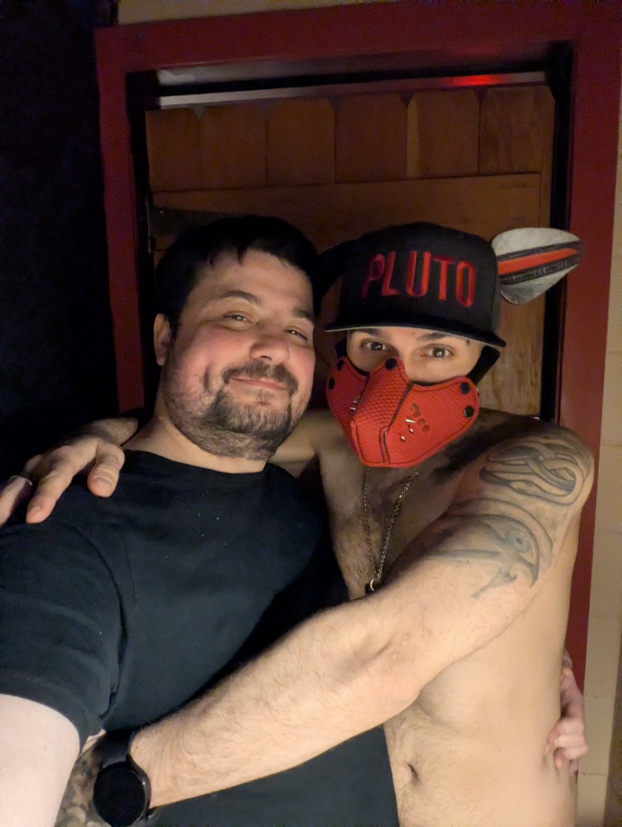 SuperBoyBlue's tweet photo. Ran into Pluto (@PlutoandTrickee) at the pub. He's got the length and I've got the girth. https://t.co/uC1WPS4RfK
