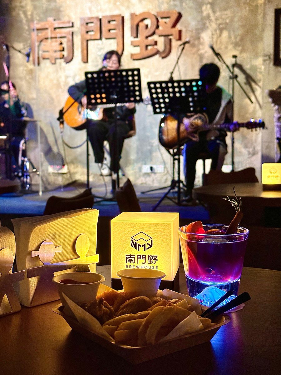 Lylabggc's tweet photo. [Hoy disfrutamos una noche de charla, onda buena y un trago con el equipo en ese bar que tiene una onda muy cool!]， https://t.co/wxallWnM21