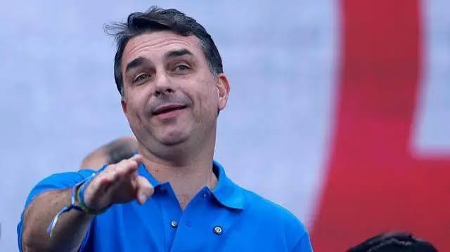 Ronasega's tweet photo. Flávio Collor de Mello Bolsonaro vai dar calote! Não vai pagar dívida! Se isso valer prá todos, vou sacanear também meus credores. https://t.co/PVWUZXpFBg
