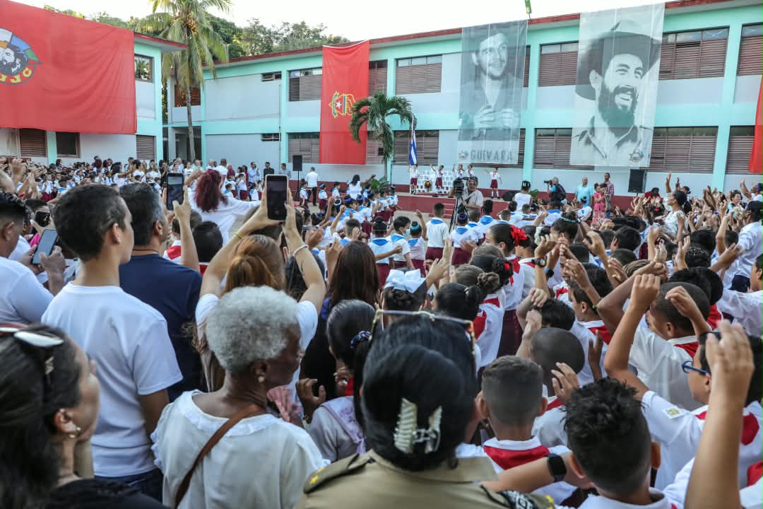 BYuniaky's tweet photo. Hoy miles de niños cubanos ingresan a la Organización de Pioneros José Martí, un acto que simboliza los ideales más puros de nuestra Patria y reafirma la fe en un mundo mejor, que sabemos posible pese a todas las adversidades.

#CubaEstáFirme https://t.co/DQjzfZQeDs