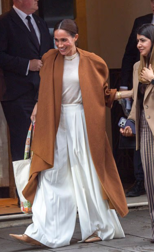 nolink29's tweet photo. I'm genuinely wondering . Does this woman wake up some days , puts on these ridiculous  outfits and think people will say she looks fantastic?  Foolish woman ! https://t.co/coGkUqFO7h