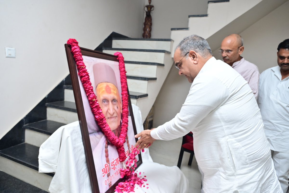 Bhupendraupbjp's tweet photo. भारतीय जनता पार्टी के वरिष्ठ नेता एवं सम्भल लोकसभा क्षेत्र से पूर्व प्रत्याशी श्री परमेश्वरलाल सैनी जी के पूजनीय पिताजी के निधन के पश्चात आज जनपद सम्भल स्थित उनके निज निवास पहुँचकर उनके छायाचित्र पर पुष्प अर्पित कर नमन किया तथा शोकाकुल परिजनों से भेंटकर अपनी शोक संवेदनाएं व्यक्त की।

दुःख की इस घड़ी में मेरी विनम्र संवेदनाएं शोक संतप्त परिजनों के साथ हैं।

भावभीनी श्रद्धांजलि 🙏