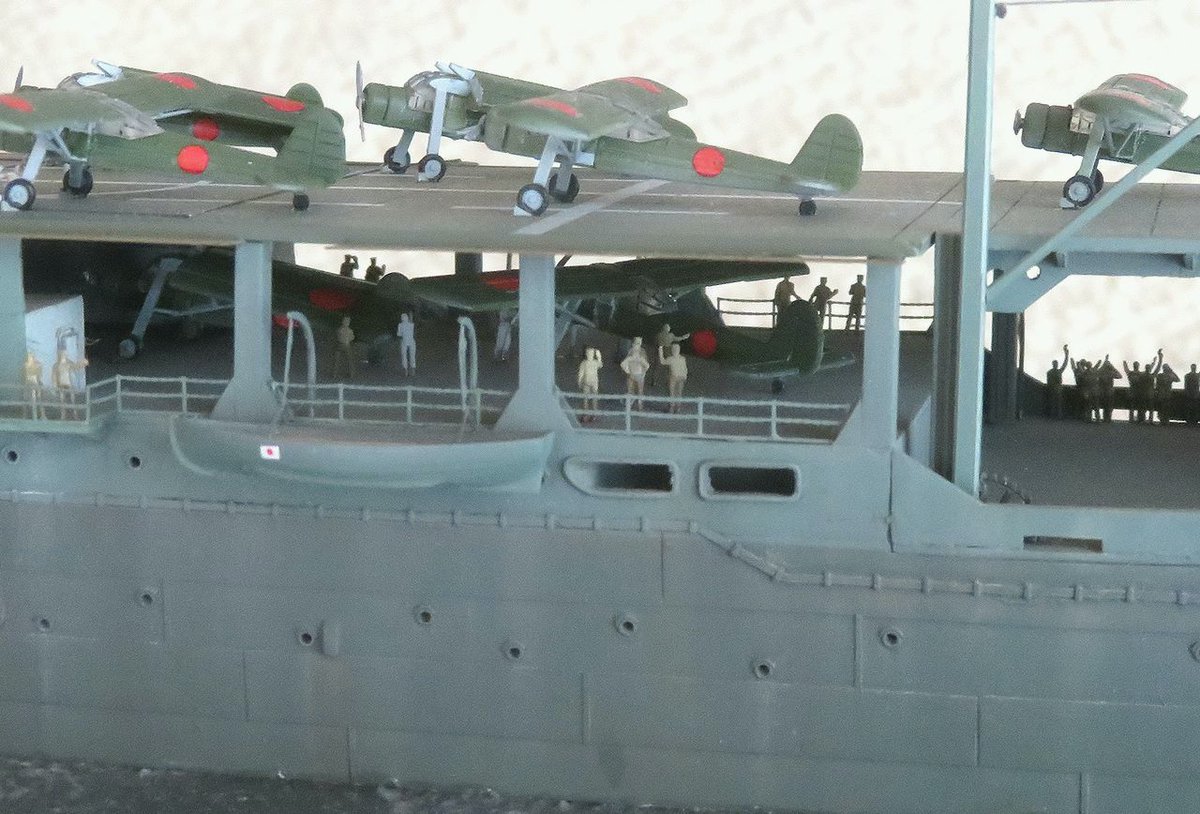 toshiro_ak84613's tweet photo. 艦船模型合同展示会に出展した作品紹介 
「1/350熊野丸」３回目

航空機格納庫周辺クローズアップ

海軍空母とは対照的に解放式になっています。
中が良く見えますので飛行甲板の裏側は手抜きが出来ません

ただ全体的に小さな船ですのであまり注目して見られることはありません

徒労だったかもです https://t.co/rRogTfU5a4