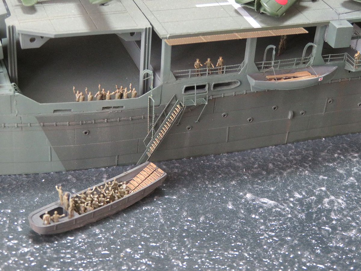 toshiro_ak84613's tweet photo. 艦船模型合同展示会に出展した作品紹介 
「1/350熊野丸」３回目

航空機格納庫周辺クローズアップ

海軍空母とは対照的に解放式になっています。
中が良く見えますので飛行甲板の裏側は手抜きが出来ません

ただ全体的に小さな船ですのであまり注目して見られることはありません

徒労だったかもです https://t.co/rRogTfU5a4
