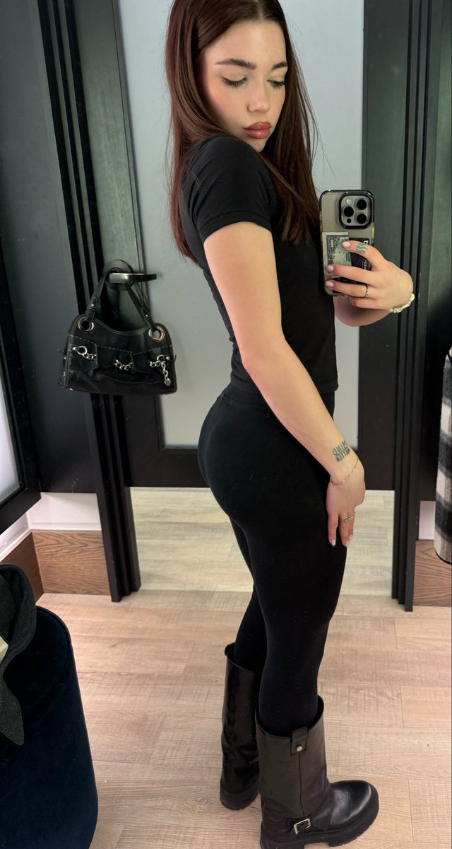 ownedbyelyria's tweet photo. lick my boots clean 🖤 https://t.co/zDFnJCNZqR