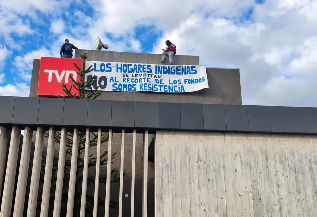 ElHiloCL's tweet photo. 🔴 URGENTE

🔷 La Mesa de Hogares Indígenas se toman las Sedes de TVN y la Junaeb en Temuco en respuesta a los Recortes de Kast en el Presupuesto en materia de Educación y Promoción de la Cultura Mapuche

ESTÁ COMENZANDO LENTAMENTE

#RenunciaKast
#KastDestruyóChile 
#KastTieneLaCagá 
#FueraKast