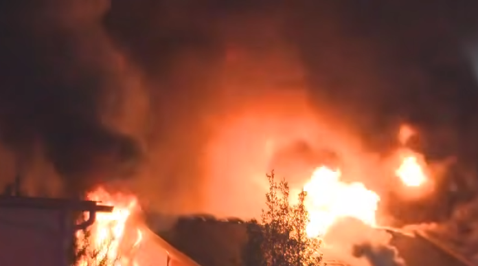 FireApparatus1's tweet photo. A Durham, NC firefighter lost their life early Thursday battling a fierce building fire on Morley Drive. Flames pierced the roof and partial collapse occurred. 

Two firefighters were injured but are expected to recover. The department has not yet released the fallen firefighter’s identity or details surrounding the incident: https://t.co/uxi2LkTLpO