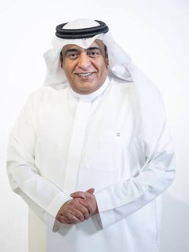 AliAfss's tweet photo. بدون رتوش ✍️ 
مقارنات إعلامية ؛
خالد جاسم @khalidjassem74
وليد الفراح @waleedalfarraj

خالد جاسم والمجلس.. عندما يصبح الإعلام رسالة، لا مجرد برنامج!

وليد الفراج إعلامي له حضوره وتجربته داخل الاستوديو، له ما له وعليه ما عليه.

 ولكن هنا نتحدث عن الإعلام الشامل، الذي يجمع بين المهنية الرياضية والرقي الثقافي والعمق الإنساني، فإننا أمام تجربة إعلامية مختلفة تستحق الوقوف عندها طويلاً، عنوانها الإعلامي القطري المتألق خالد جاسم، وبرنامجه «المجلس» على قناة الكأس الرياضية.

لقد استطاع خالد جاسم، من وجهة نظري، أن يسحب البساط من تحت أقدام الكثير ليس بالصخب الإعلامي، ولا بإثارة الجدل، ولا باستفزاز الجماهير، وإنما بأدوات الإعلام الحقيقي: الاحترافية، والاتزان، والاحترام، والذكاء في إدارة الحوار، والقدرة على الوصول إلى قلوب المشاهدين قبل عقولهم.

أولاً: البعد الرياضي والمهنية الإعلامية
قدّم برنامج المجلس نموذجاً راقياً للحوار الرياضي.

وهنا تجلّت براعة خالد جاسم في إدارة مجلس يجمع شخصيات متعددة، بآراء وانتماءات مختلفة، دون أن يفقد البرنامج توازنه أو احترامه للمشاهد.

ثانياً: البعد الخليجي.. حين تتوحد القلوب وتختلف الإنتمائات والألوان بل جمع أشقاء تربطهم المحبة والتاريخ والمصير المشترك.

شاهدنا اختلاف الميول الرياضية، لكننا لم نشاهد اختلاف القلوب.

وشاهدنا المنافسة والحماس والمزاح، ولكن في إطار من الود والتقدير والاحترام.

لقد نجح خالد جاسم في تقديم صورة خليجية جميلة، وكأن ضيوف المجلس أجساد متعددة يجمعها قلب واحد.

وهذا في حد ذاته إنجاز اجتماعي وإعلامي يتجاوز نتائج المباريات وحدود المستطيل الأخضر.

ثالثاً: البعد الثقافي والسياحي.. أجمل سفير إعلامي لجدة والمملكة ،فلم يحصر خالد جاسم برنامجه بين جدران الاستوديو، وإنما خرج إلى المجتمع السعودي، ناقلاً للمشاهد الخليجي والعربي صورة جميلة عن المملكة العربية السعودية.

من زيارات الحرمين الشريفين، إلى أزقة جدة التاريخية، ومعالمها الحضارية، ومطاعمها الشهيرة، وأسواقها وشوارعها، وصولاً إلى اللقاءات العفوية مع الجماهير السعودية والخليجية.

والمفارقة التي تستحق التأمل أن إعلامياً قطرياً استطاع أن يقدم هذه الصورة الجميلة عن جدة والمملكة بأسلوب جعلنا نتساءل: أين بعض برامجنا الرياضية المحلية من هذا الحضور الثقافي والإنساني؟
وهو سؤال مهني مشروع، لا ينتقص من أحد، ولكنه يدعو إلى مراجعة مفهوم الرسالة الإعلامية وأهدافها.

رابعاً: البعد الإنساني.. هنا تظهر القيمة الحقيقية للإعلام
من أجمل المشاهد التي تستحق الإشادة استضافة الأطفال وذوي الإعاقة وبعض الاشخاص في المجلس، والاستماع إلى آرائهم ومشاركتهم الحديث بكل تقدير واحترام وعفوية.

لم تكن تلك المشاهد مجرد فقرات عابرة، بل حملت رسالة إنسانية عميقة مفادها أن الرياضة للجميع، وأن الإعلام الحقيقي هو الذي يمنح الإنسان قيمته ومكانته، بعيداً عن الشهرة والألقاب.

وهنا لم يكن خالد جاسم مجرد مقدم برنامج، بل كان صاحب رسالة إنسانية نبيلة.

خامساً: لماذا تفوّق المجلس في نظري؟

لأن الإعلام ليس استوديو فخماً، ولا ميزانية ضخمة، ولا أسماء لامعة، ولا جدلاً يتصدر منصات التواصل الاجتماعي.

الإعلام الحقيقي هو القدرة على صناعة الأثر الإيجابي، واحترام عقل المشاهد، والارتقاء بذائقته، وتقديم محتوى يبقى في الذاكرة بعد انتهاء الحدث.

وهذا ما أرى أن خالد جاسم وفريقه نجحوا في تحقيقه.

كلمة أخيرة إلى خالد جاسم
يا أبا جاسم.. ماذا أبقيتم للآخرين؟!
لقد قدمتم درساً إعلامياً راقياً في كيفية تحويل البطولة الرياضية إلى عرس خليجي، والمنافسة إلى محبة، والاختلاف إلى احترام، والاستوديو إلى مجلس يجمع الأشقاء.

فالشهرة قد تصنعها الإثارة، والمشاهدات قد يجلبها الجدل، لكن الاحترام تصنعه المهنية، والمحبة يصنعها التواضع، والخلود في ذاكرة الجماهير يصنعه الأثر الجميل.

وهذا، في تقديري، هو سر تميز خالد جاسم.
شكراً لقناة الكأس القطرية، وشكراً لخالد جاسم، وشكراً لكل فرد من فريق العمل الذي ساهم في تقديم هذه اللوحة الخليجية الراقية.

لقد أثبتم أن الإعلام الرياضي يمكن أن يكون جسراً للمحبة، ومنبراً للثقافة، وواجهة للحضارة، ورسالة إنسانية تتجاوز حدود الملاعب.