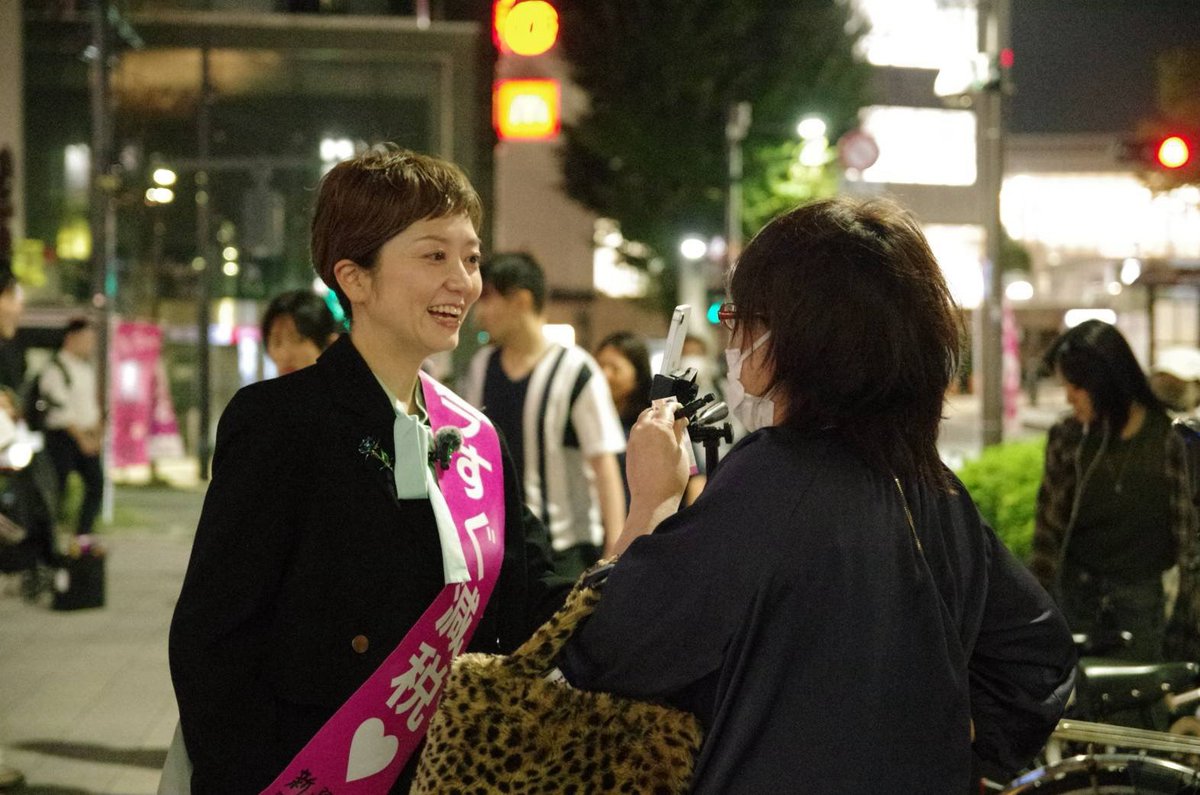 reiwayanagisawa's tweet photo. 本日の木曜定例街宣は、奥田ふみよ参議院議員がサプライズ参戦✨

演説、主権者との交流だけでなく、チラシ配りもして下さり、そのすべてがパワフル🔥陽のオーラ全開で楽しい街宣となりました！

多くのボランティアさんにも駆け付けて下さり感謝です😊

奥田ふみよYoutube↓
https://t.co/oV4WejBGzm

やなぎさわ聡Youtube↓
https://t.co/Ae7NZ9TYSM