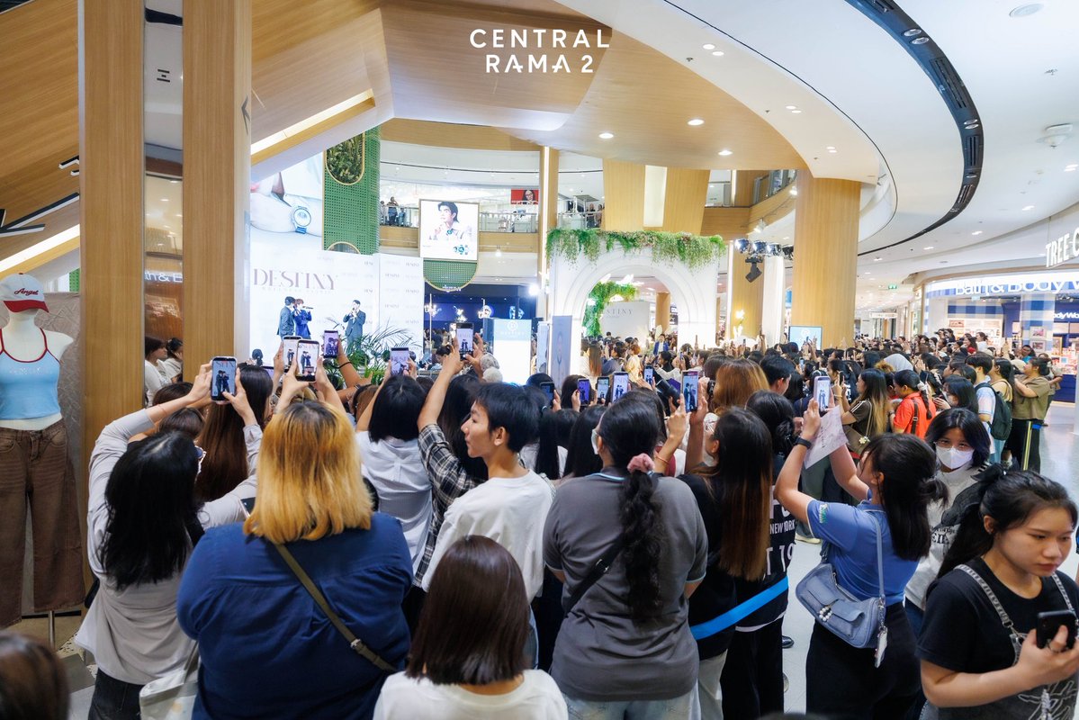 centralrama2's tweet photo. แฟนๆเยอะมากกกก

#PerthSanta #เพิร์ธแซนต้า #PerthSantaTH #destinyclinicxperthsanta #centralrama2 https://t.co/BRHqdlhycS
