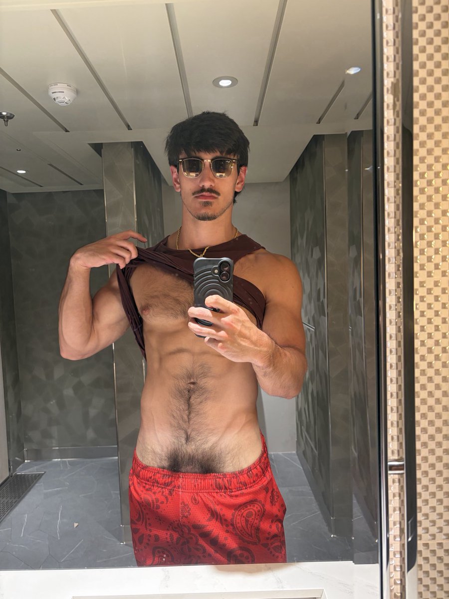 legendpoe's tweet photo. collecting these pictures of his pubes like i'm thanos collecting infinity stones 🤤🤤🤤 https://t.co/Zcn4eKbtuN