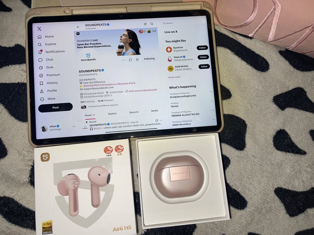 shiriego's tweet photo. my pink SOUNDPEATS Air6 HS is finally here omfg!!! 😭🌸 

i’ve been tracking the package all week and it’s so pretty in person. huge thank you to @SOUNDPEATS for the amazing gift, obsessed already 💕✨

⭐️ #shiyarigato #SOUNDPEATS #Air6HS https://t.co/Btz4D2YEpc