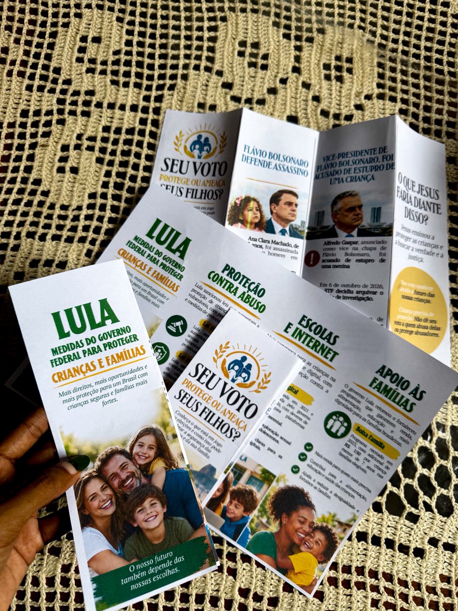 rudegalvenus's tweet photo. Galera, pra quem quer levar informação pra fora do digital, mas tem medo de colar lambe-lambe: fiz minha primeira tiragem de panfletos no estilo evangélico! 

O tema é proteção das crianças. Dá pra imprimir frente e verso ou separado.  Mas entreguem as duas juntas. Compartilhem! https://t.co/2CiMe99Aim