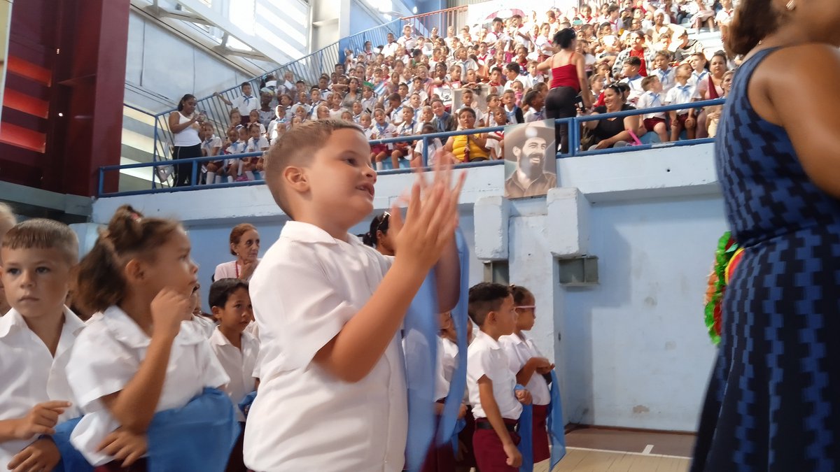 CEP_CAV's tweet photo. Camilo y Che:
Juntos tejieron una leyenda sin proponérselo. Juntos se convirtieron en la imagen de un pueblo. Octubre es un mes dedicado a ellos y el primer saludo viene con los niños y su cambio de pañoletas.
#CubaNoEsUnaAmenza, el bloqueo sí https://t.co/nPANVLtcQD