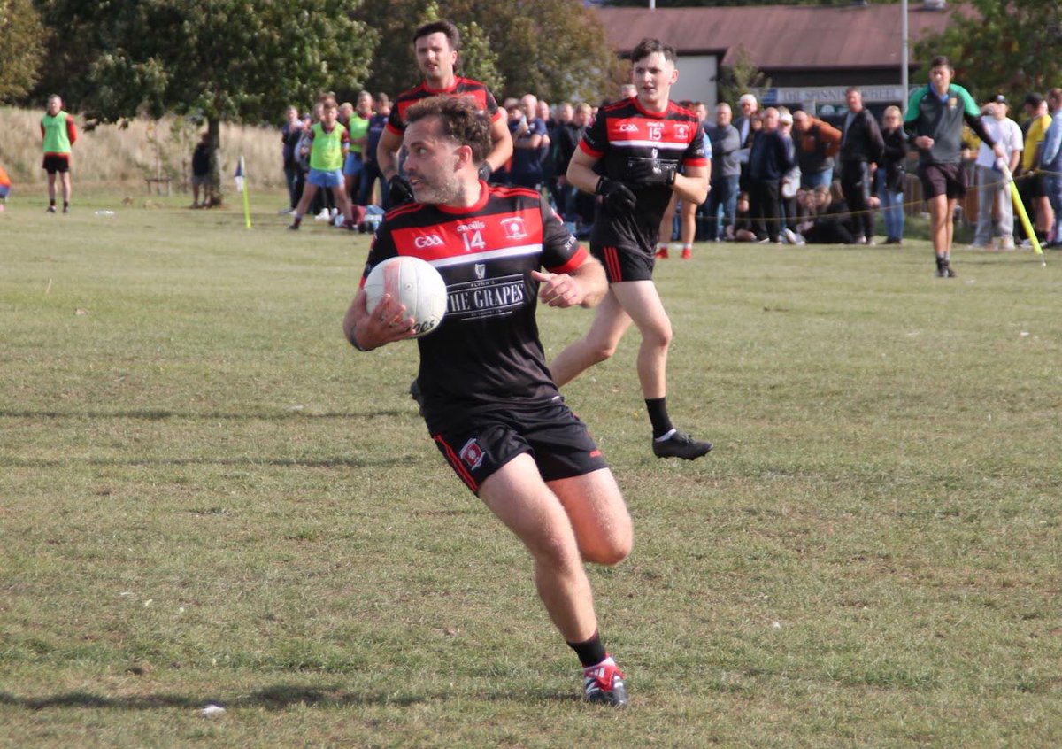 PBY88's tweet photo. One season, two finals, two trophies. Brilliant group of lads @sheffieldgaa. Now, back to retirement ❤️🖤🏆 https://t.co/PYPTuysa8d