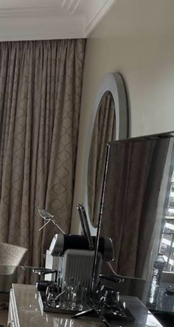 Luzceli20's tweet photo. @ilystraykds El espejo y la silla que aparece en la foto de Chan son los mismos que usa el hotel de acá argentina en sus habitaciones, LA FOTO LA TOMÓ ACÁ😭🇦🇷🇦🇷 https://t.co/cM12poMcYE