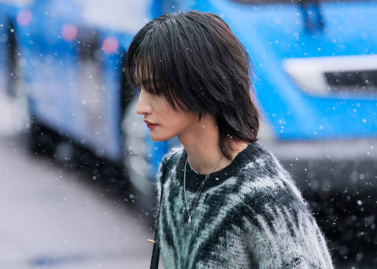 bounyhwa's tweet photo. the snow was a paid actor ... he looks extremely ethereal here https://t.co/4nJ3gDsCOV